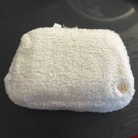 HP 12/26/24 NWT Lululemon Fleece Everywhere Belt Bag 2L in White Opal and Gold - Picture 7 of 10